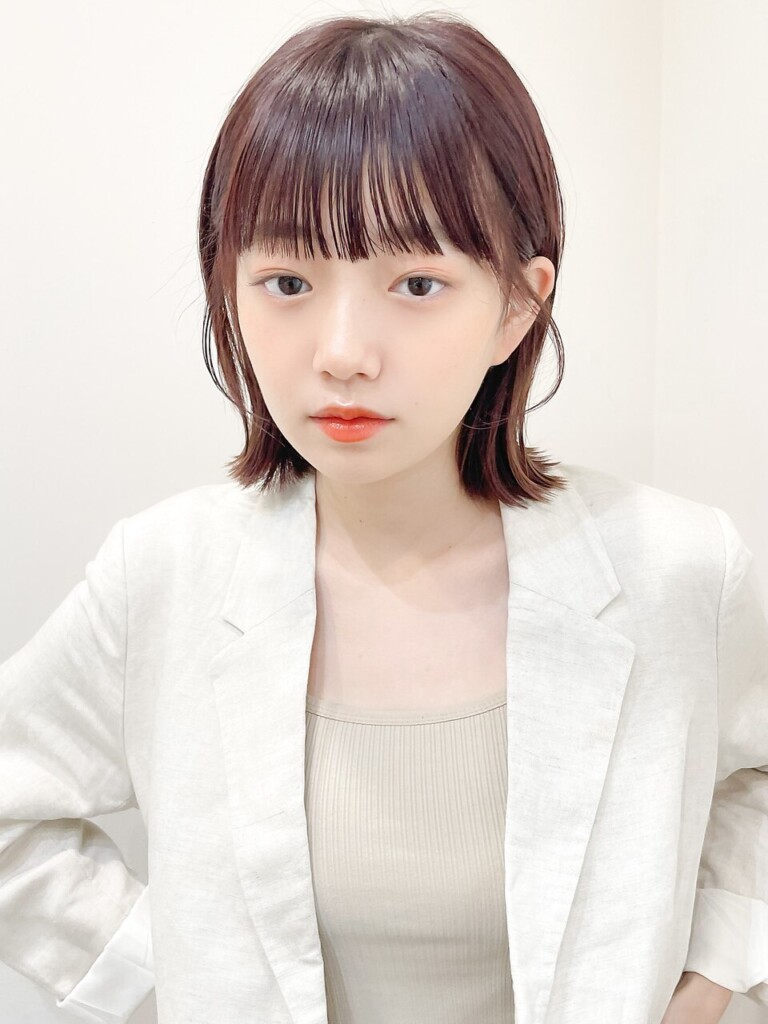 ミディアムヘア 斜めバング グレージュカラー シルキーベージュ