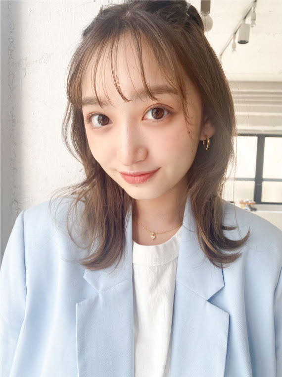 美髪大人かわいいホワイトグレージュネビージュこなれミディ